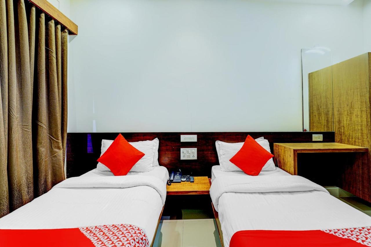 Oyo 77491 Hotel Shreenath Valsad Εξωτερικό φωτογραφία