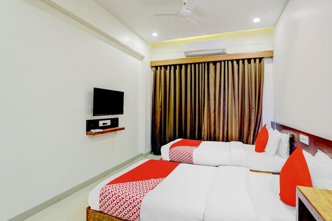 Oyo 77491 Hotel Shreenath Valsad Εξωτερικό φωτογραφία
