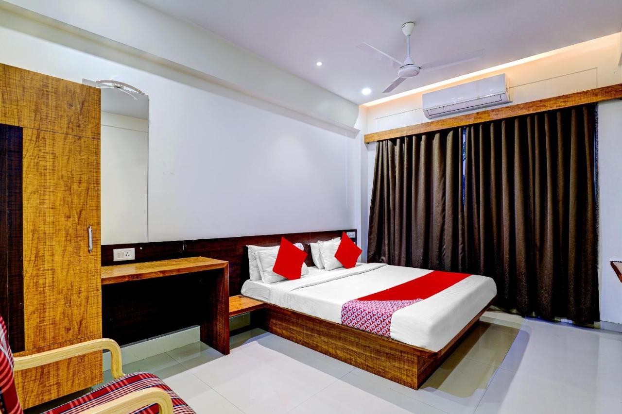 Oyo 77491 Hotel Shreenath Valsad Εξωτερικό φωτογραφία
