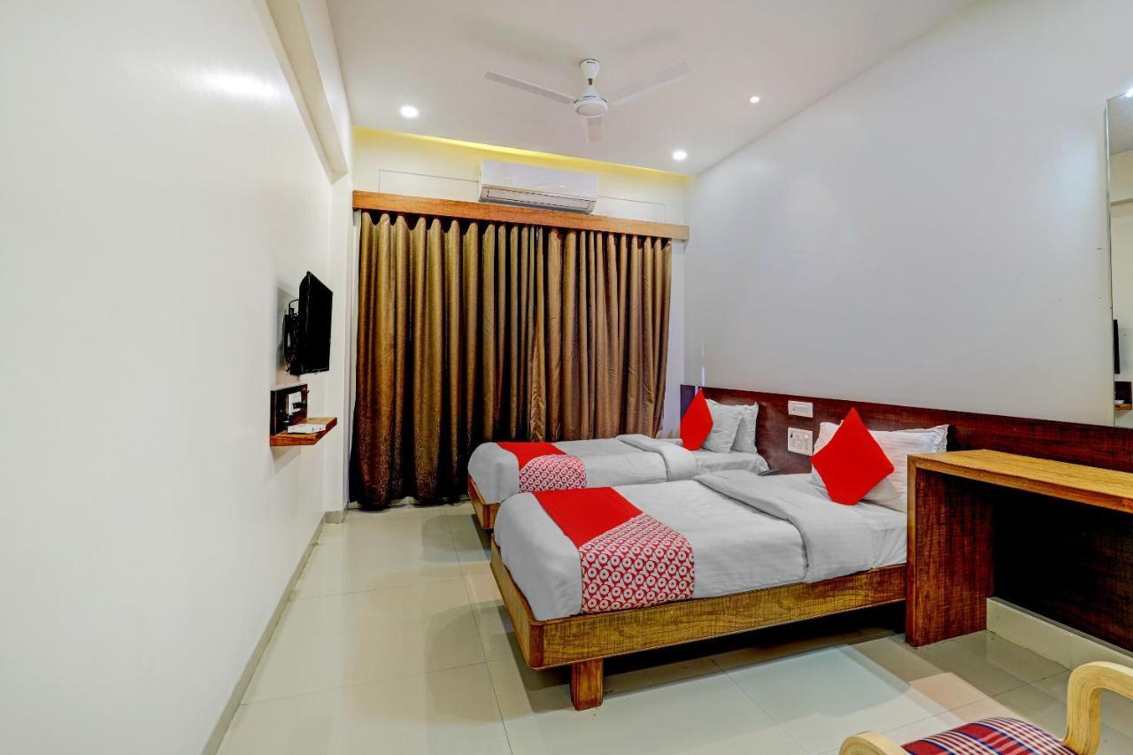 Oyo 77491 Hotel Shreenath Valsad Εξωτερικό φωτογραφία