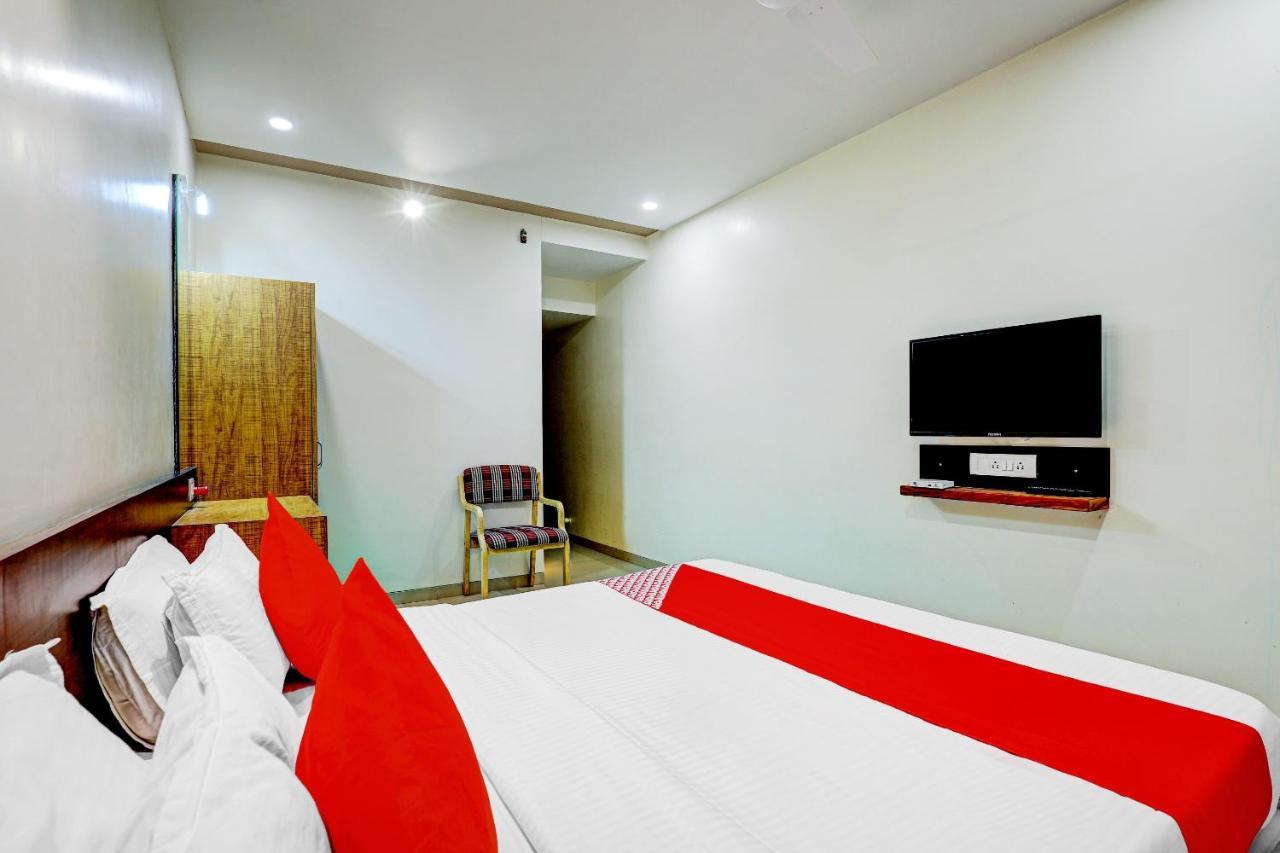 Oyo 77491 Hotel Shreenath Valsad Εξωτερικό φωτογραφία
