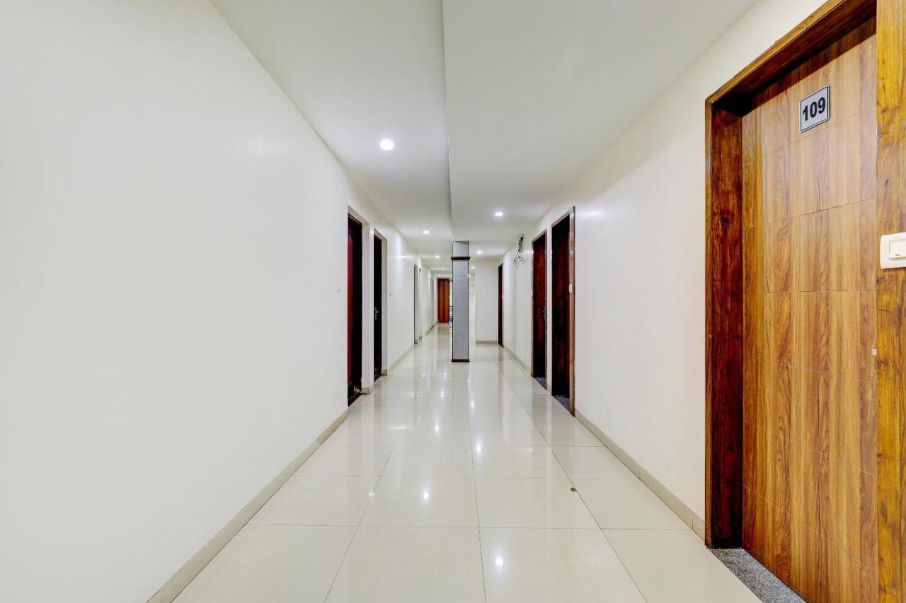 Oyo 77491 Hotel Shreenath Valsad Εξωτερικό φωτογραφία