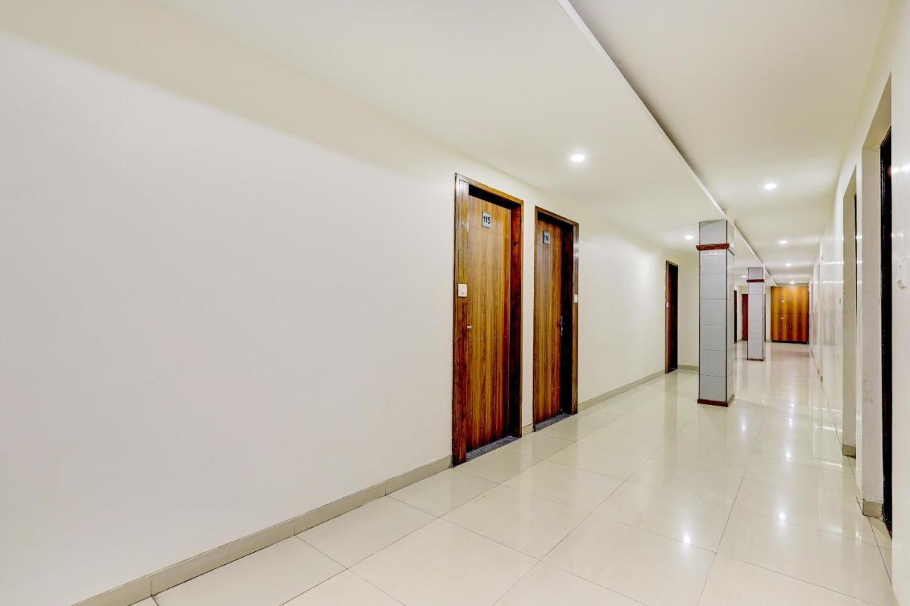 Oyo 77491 Hotel Shreenath Valsad Εξωτερικό φωτογραφία